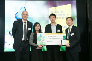 Mr. Hao Yifeng (2nd from right) won the 3rd prize in the local competition. 2nd from left is Assistant Dean (Undergraduate) Dr. Olivia Leung.